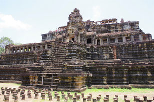 Depuis la façade sud du temple du Baphûon à Angkor, on voit des anciennes colonnes à terre