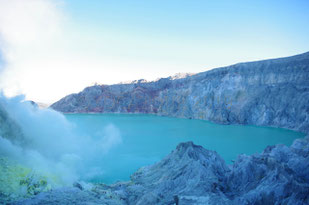 Les eaux bleues du lac d'acide du volcan du Kawah Ijen à Java en Indonésie