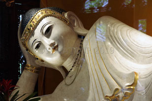 Un temple dans Shanghai abrite une statue d'un Bouddha blanc allongé