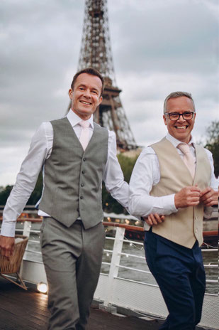 Mariage LGBT sur une péniche à Paris organisé et décoré par My Daydream Wedding