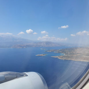 Landeanflug auf Kreta. Zu sehen ist eine Turbine, das Meer und Kreta.