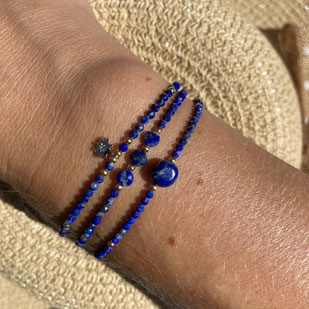 Cette photo représente un bracelet en lapis lazuli bleu