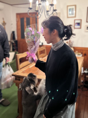 ホームパーティーで花束のプレゼント