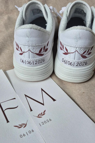 sneakers voor bruid met details van trouwkaart