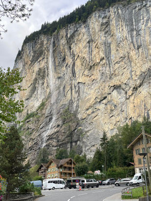 Staubbachfall (297 m) - und unten unsere kleinen Wohnmobile 
