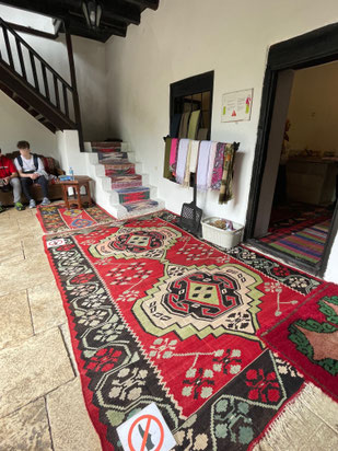 Eingangsbereich des Klosters - ab hier ohne Schuhe und mit Kopftuch