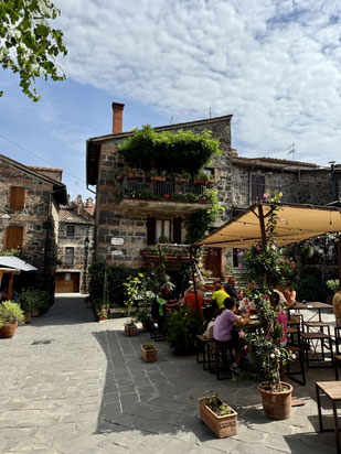 Piazzetta del Teatro in Radicofani - kleiner Platz mit beliebtem Restaurant