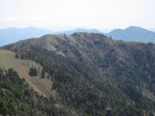 剣山山頂より一ノ森を望む