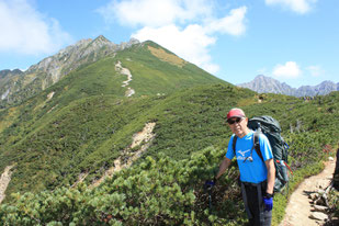 西穂への登り ※左中央:丸山