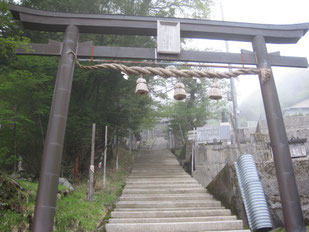 剣神社の鳥居と階段