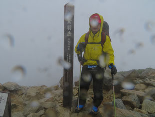 鷲羽岳山頂 ※雨でレンズに水滴が付着