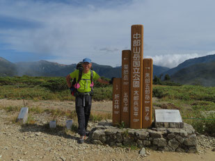 太郎平で記念撮影 ※後方左は、水晶岳