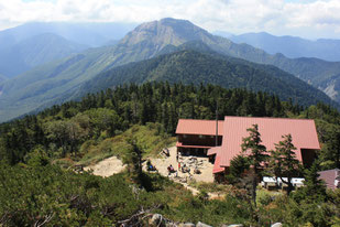 西穂山荘と焼岳(後方)