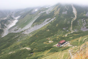 一服剣手前より剣山荘を望む