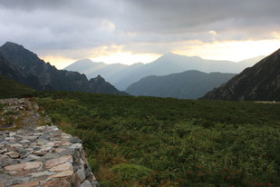 剣山荘より五竜岳（中央）・唐松岳（左）を望む