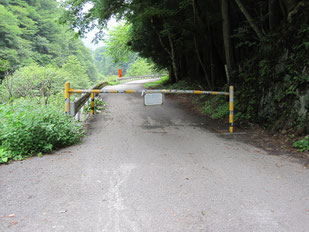 森山橋に入るゲート ※ここから長い車道となる