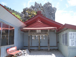 大剣神社　　　※奥：大剣岩