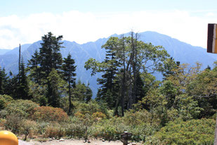 西穂山荘より霞沢岳を望む　　※手前はテン場