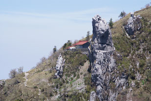 大剣神社と大剣岩 ※西島駅へのトラバースルートより