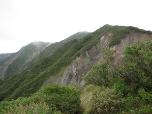 七合目付近より ※弥山:中央奥、剣ヶ峰:左奥