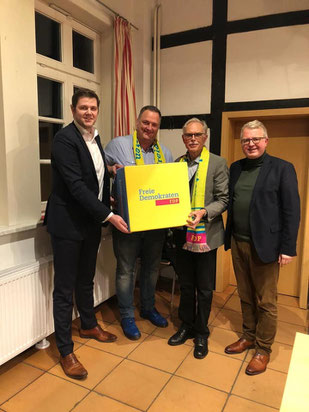Kreisvorsitzender Patrick Büker (links) und Bezirksvorsitzender Frank Schäffler (rechts) gratulieren Andreas Hanhart und Wolfgang Schwake (mittig) zur Neugründung des Stadtverbandes.