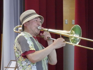 勝部健太郎さんの迫力ある演奏を楽しんだ=1日、竹富小中学体育館