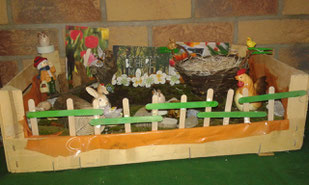 Holzkiste mit Osterdekoration