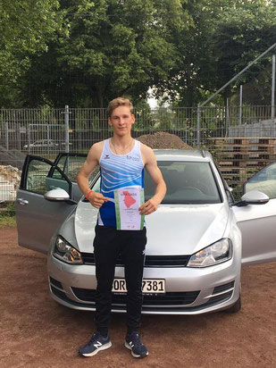 Matz Grunden siegt im Dreisprung der U18 mit herausragenden 13,56 Metern.