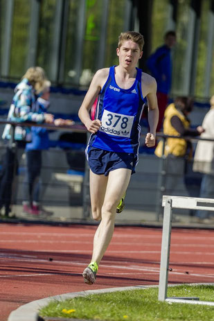 Malte Stockhausen lief die 3000m der U18 in 9:08,69 Minuten. Das bedeutete Silber und DM-Norm.