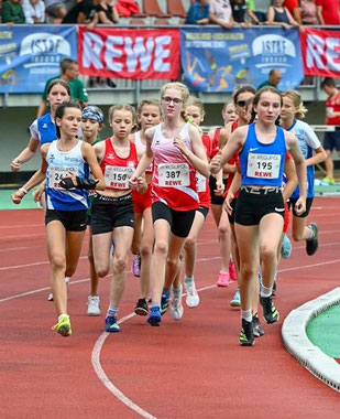In 7:10,64 min lief Jarla Schlütter (links) auf Platz drei im 2000-m-Lauf der U14.