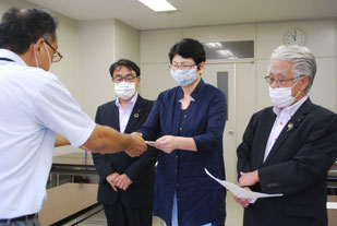 要請する(左2人目から)藤本・河合・木佐木の各氏
