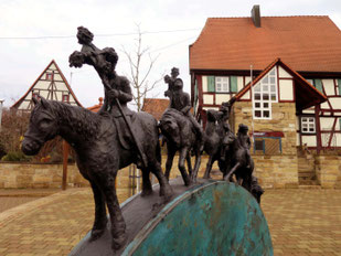 Das Denkmal für die Lichtmessreiter auf dem Kelterplatz wurde 2012 eingeweiht