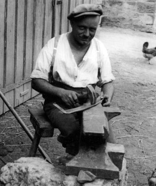 Früher unverzichtbar, ist die Sense heute ein Mähwerkzeug für Nostalgiker und Freunde des schonenden Landbaus.