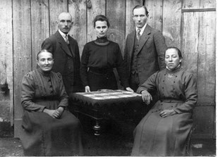 Wer kennt noch diese Derdinger Familie? Das Bild stammt aus den 30er Jahren des vorigen Jahrhunderts.