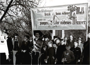 Fastnachtsumzug in der 1950er Jahren. Die Sickinger haben keinen eigenen Wald, aber sie pumpen ihr eigenes Wasser.