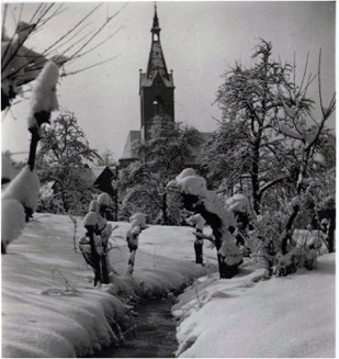 Tief verschneites Sickingen um 1949