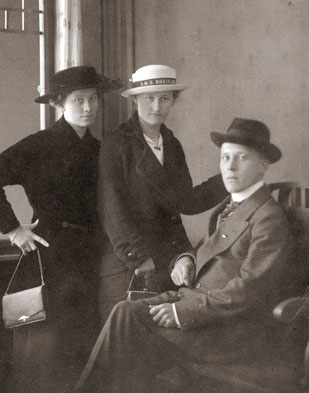Kätha und Lenchen mit »Hausfreund« Emil (Foto 1915)