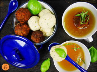 Klare Hühnersuppe / gebackene Leberknöderl / Geflügel-Basilikumknöderl