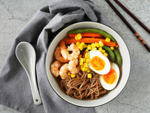 Asia-Hühnersuppe mit Garnelen, Buchweizennudeln, Ei & Gemüse
