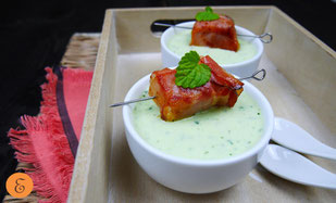 Kalte Gurken-Minze-Suppe / Feta-Speck-Würfel