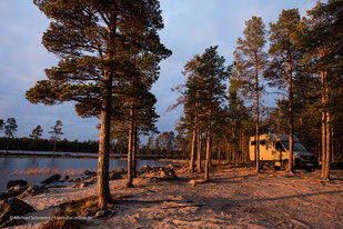 Wohnmobil parkt an eine See in Finnland/Lappland.