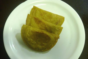 Empanadas de plátano verde y rellenas con carne bovina o queso fresco, según la tradición en la provincia de Manabí, Ecuador.