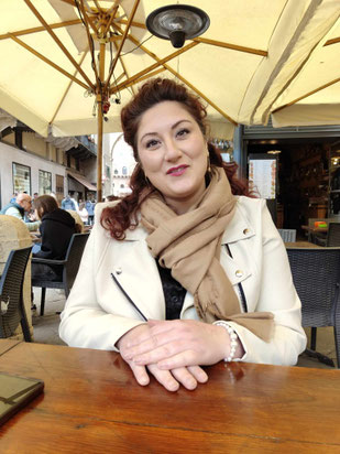 signora che sorride su una terazza