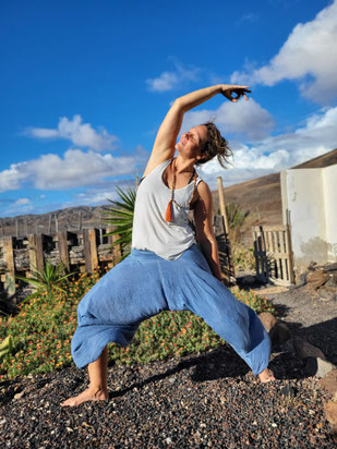 Yogapose während einer Yogasession im Permakulturgarten von KaSa Yoga Fuerteventura