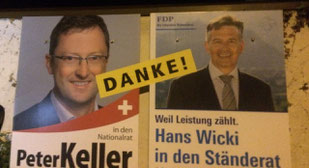 Plakatstelle in Hergiswil am Wahlsonntagabend