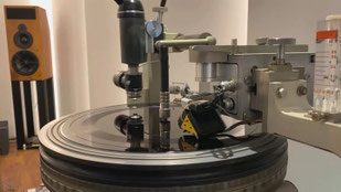 Rillenschnitt in eine Lackfolie (Foto: www.unifiedmanufacturing.com)