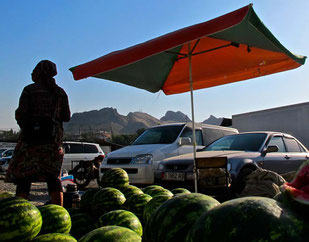 Melonen-Verkäufer - im Hinergrunde das Wahei-Gebirge