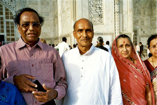 Pilger vor dem Mausoleum des Tja Mahals