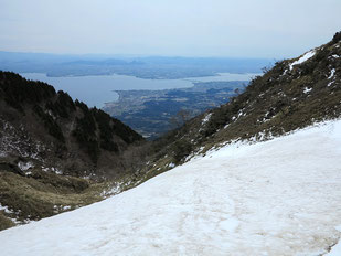 残雪の小女郎峠から琵琶湖を望む