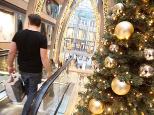 Die Verbraucher geraten während der Weihnachtszeit in Kauflaune. Das erwartet der Deutsche Handelsverband. Foto: Bodo Marks